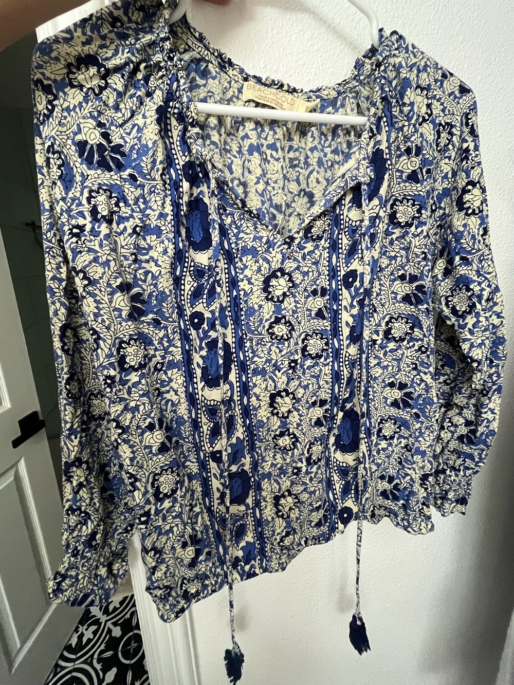 Beachgold blue floral peasant top, S